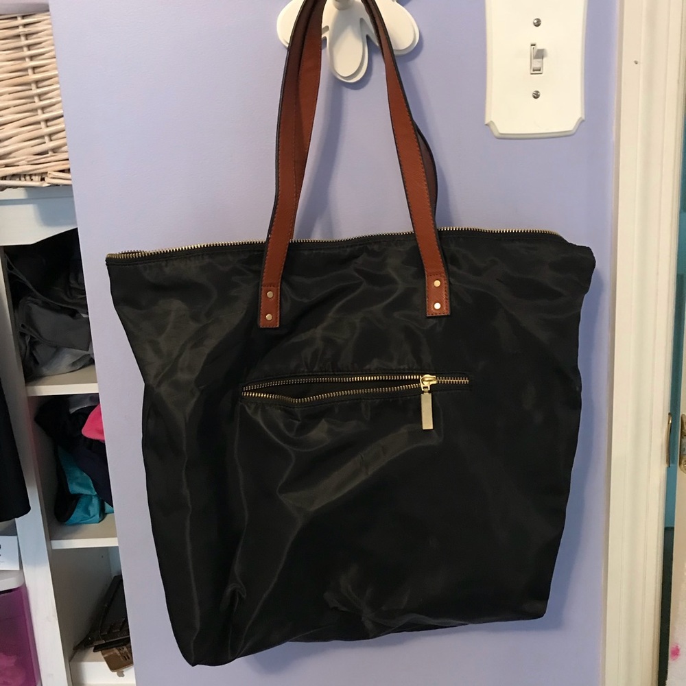 Black tote with zipper